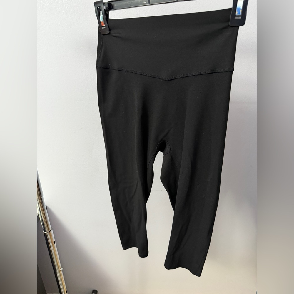 Victoria’s Secret VSX Elevate crop leggings.